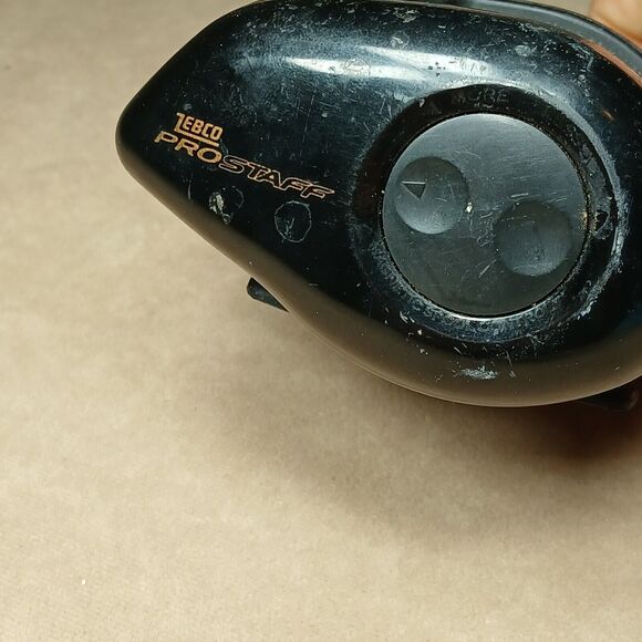 Lot Of (2) Fishing Reels Zebco Pro Staff Baitcast + Shakespeare Synergy Closed - Picture 9 of 11